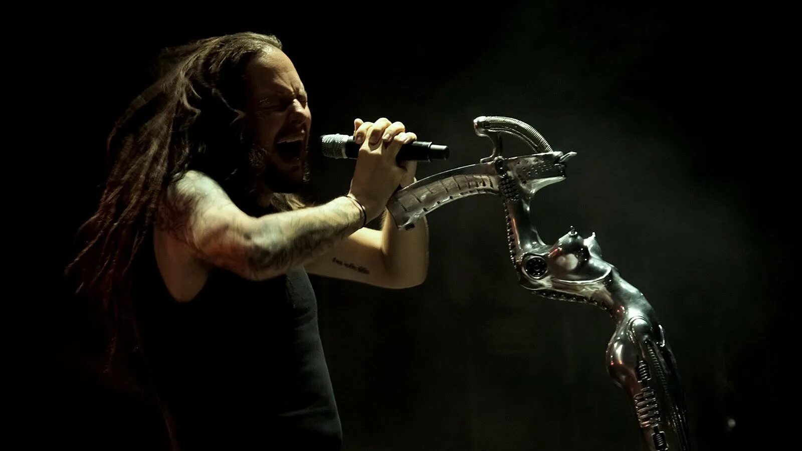 Korn dead. Микрофонная стойка джонатана дэвиса. jonathan davis микрофонная стойка. джонатан дэвис стойка для микрофона. korn jonathan davis.