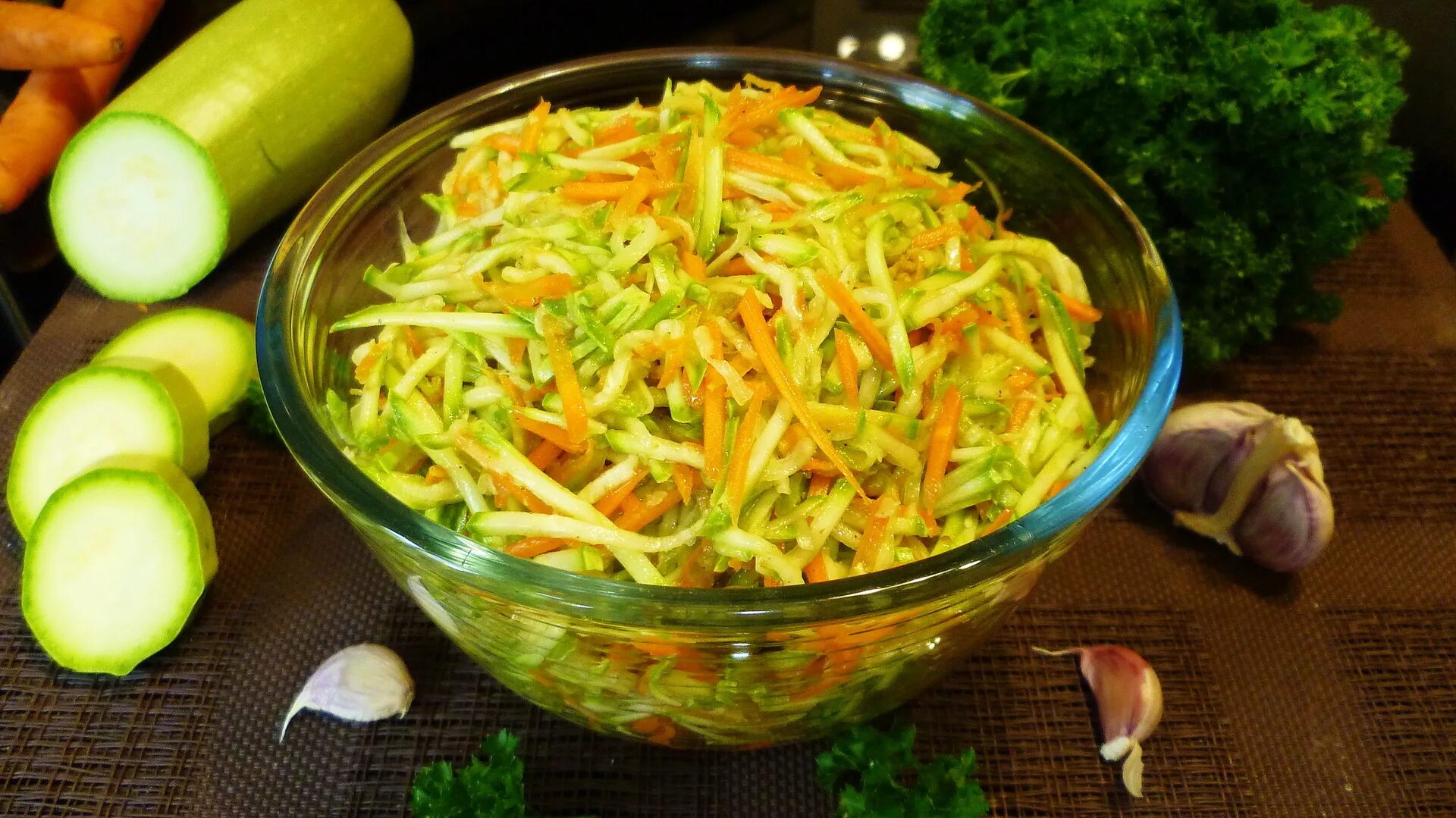 Огурцы с корейской морковью на зиму. Кабачки по корейски. Огурцы с корейской морковью на зиму. Рецепт огурцы с приправой морковка по корейски. Рецепт огурцы с приправой морковка по корейски.