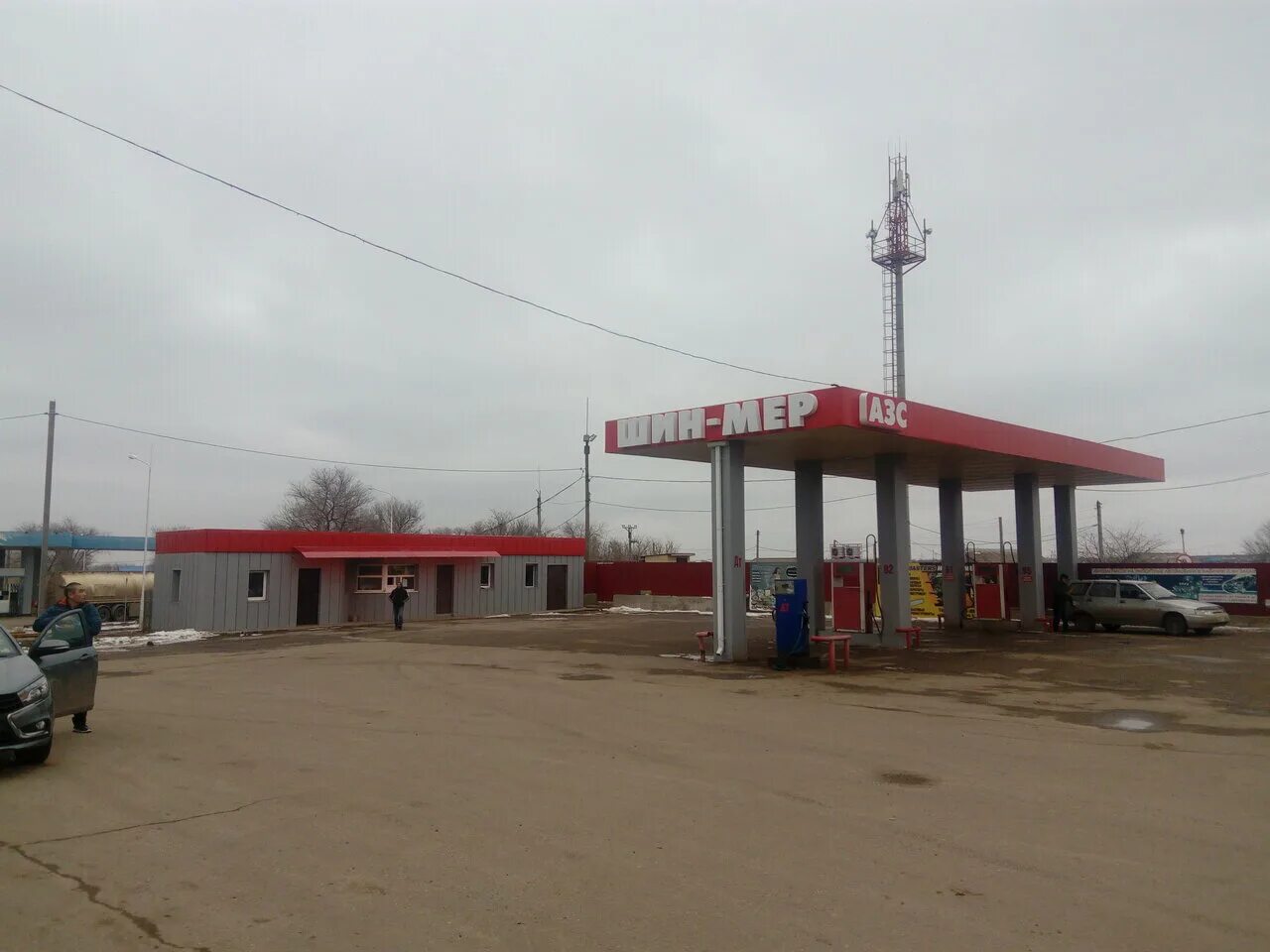 Зажигалка газпромнефть. Подкачка шин на азс. Пост подкачки шин пит старт. Шины на заправке. Ленина 8 элиста.