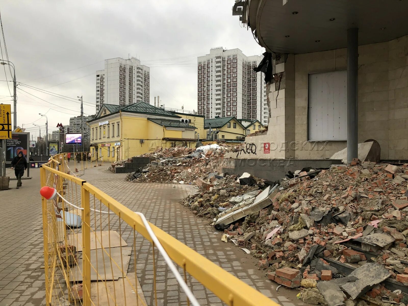Снос тц мир. Площадь ильича тц. торговый центр гранд сити площадь ильича сносят. площадь ильича снесли тц. гранд сити на площади ильича.