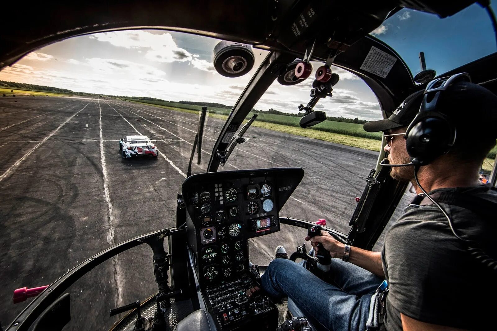 Cessna 172 кабина пилота. Cessna 172 кабина. Штурвал вертолета. Кабина вертолета. Полет на самолете за штурвалом