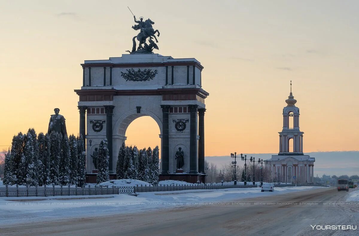 Курск kursk. Триумфальная арка «Курская дуга» в Курске. Триумфальная арка Курск зимой. Курск арка Победы. Город Курск Триумфальная арка.