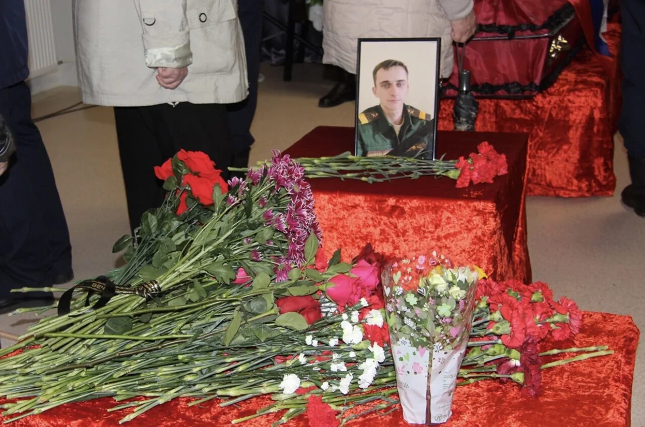 Прощание с военнослужащими. Прощание с погибшими на Украине военными. Церемония прощания с военнослужащим погибшим на Украине. Прощание с погибшими на Украине 2022 военными.