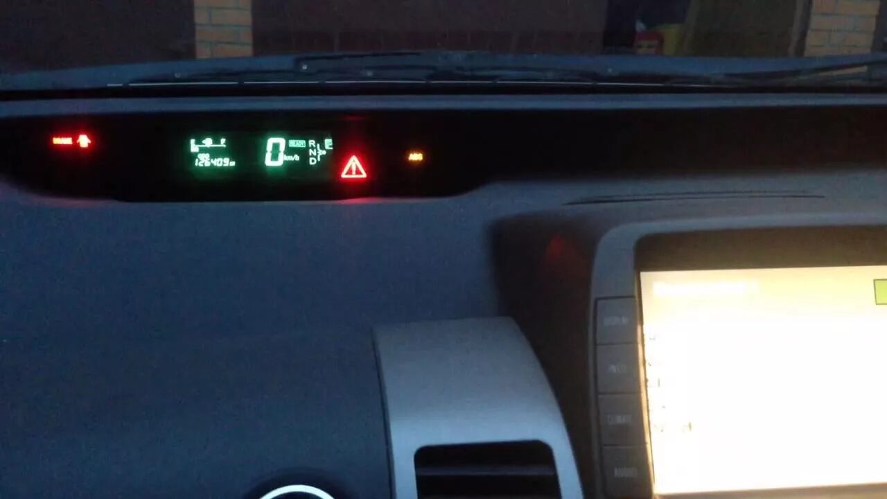 Ошибка приус альфа. Сигнал toyota prius. приус 30 сигналы на табло. лампочка ручного тормоза на тойота приус.