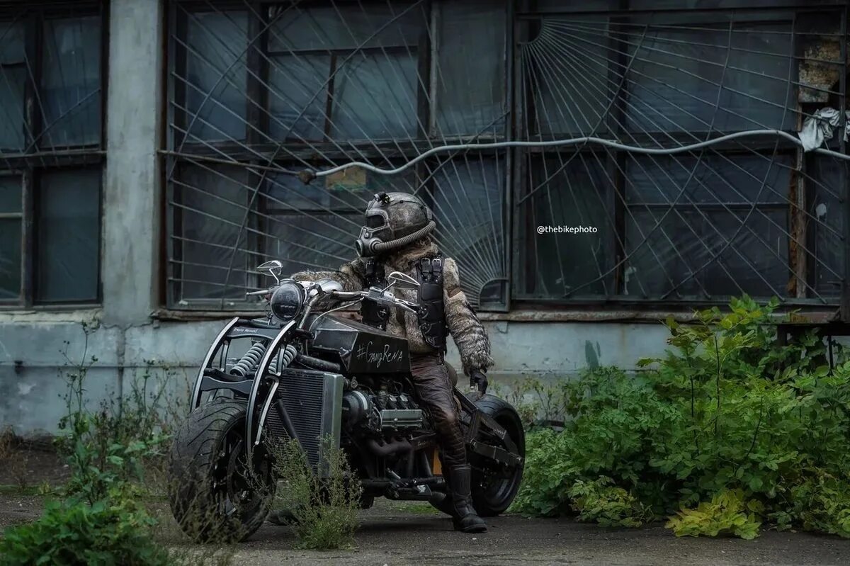 мотоцикл в стиле постапокалипсис. мотоциклист зомби. байкеры с оружием. мотоцикл постапокалипсис арт.