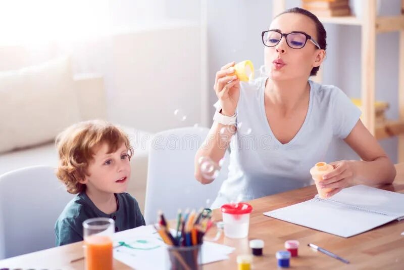 Мама дочка мыльные пузыри. Mother blowing. Носик к носику мама и сын фото. Мама дует юю. Дуть в лицо мама.