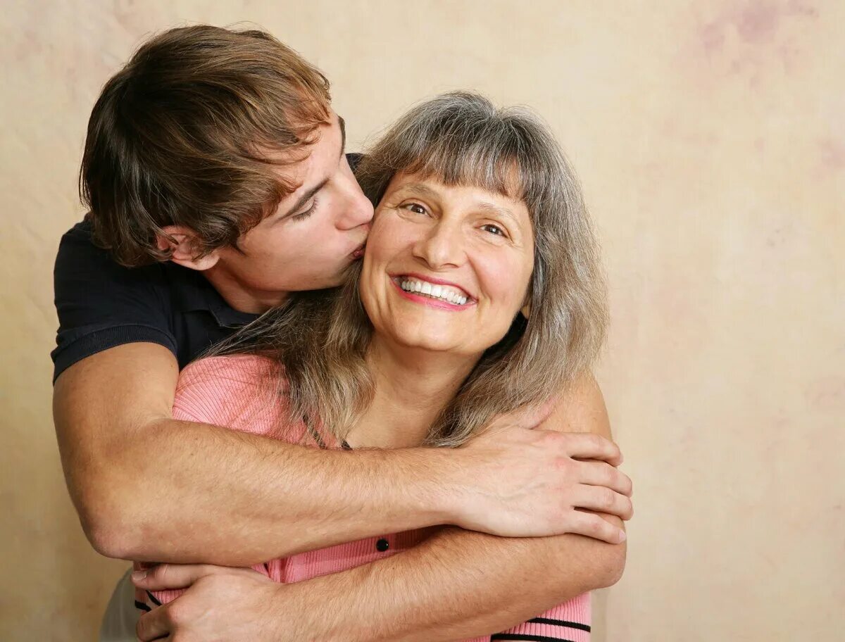 Русские пожилые мамы. Поцелуй взрослой женщины. Фотосессия мама и взрослый сын. Женщина старше. Любовь со взрослой женщиной.