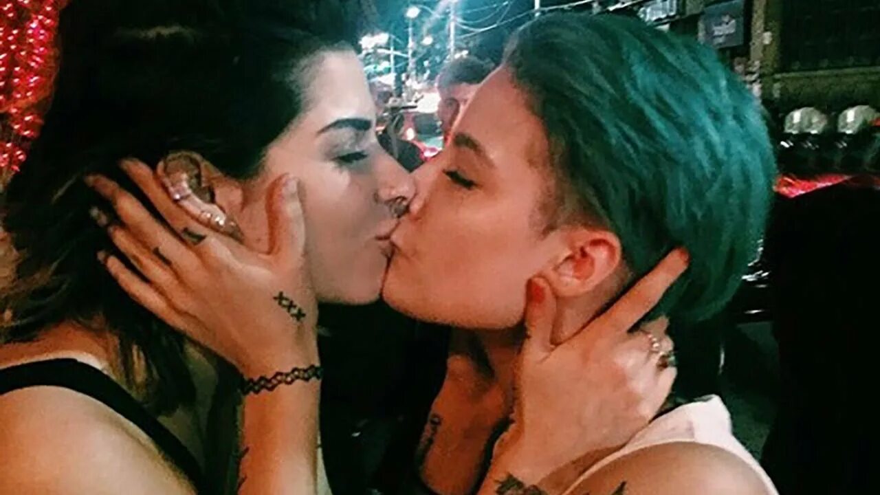 Masc lesbian. Masc lesbian. Лесбийские поцелуи звезд. Лиззи хейл. Nika kissing33 фото.