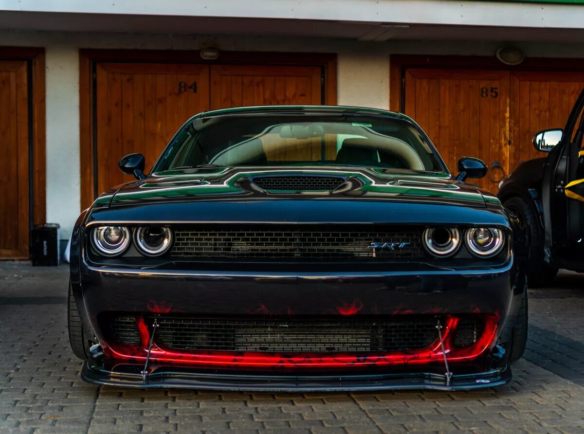 Dodge charger 7 поколение. Тюнинговые додж челленджер. Обвес додж. Dodge challenger тюнингованный. Обвес dodge challenger widebody.