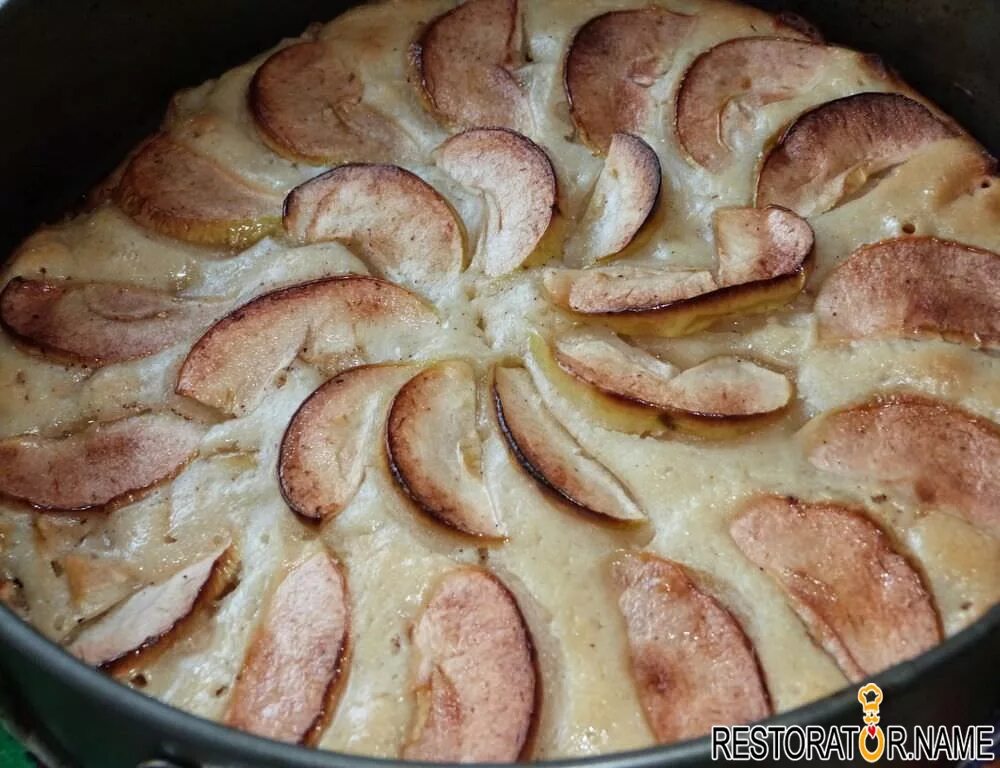 Шарлотка с яблоками простой рецепт на сковороде