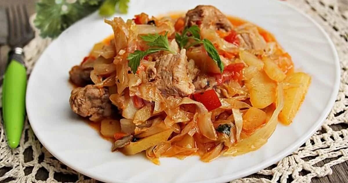 Тушеная капуста. Капуста с мясом. Капуста тушенная с мясом. Тушёная капуста с картошкой.