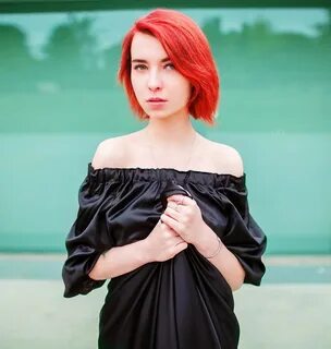 У девушки прекрасная фигура, множество поклонников в инстаграме. 