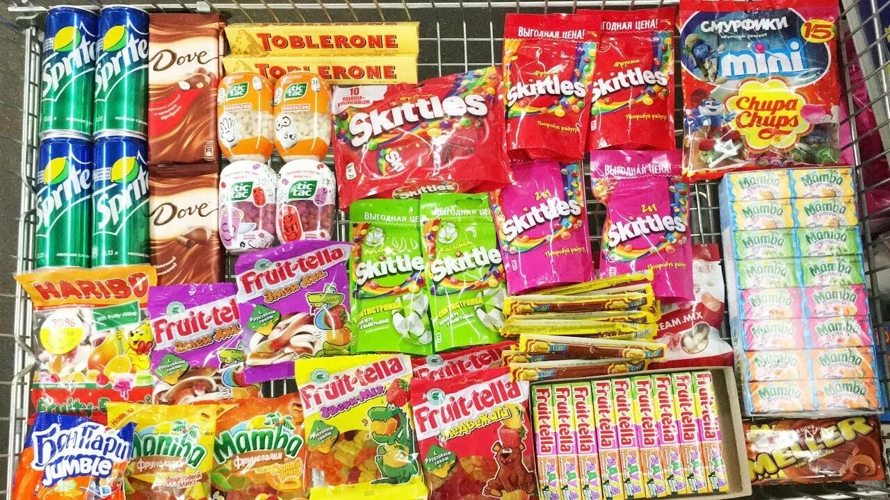 A lot of candy 2018 киндер. Мармелад haribo balla stixx. Конфеты круглые желейные. Желейки мармеладки. Тикток мармеладный.
