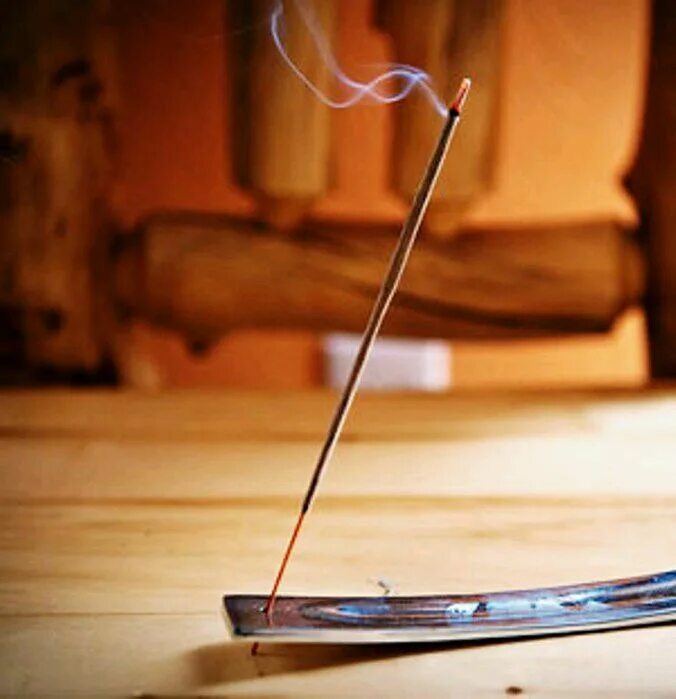 Станок для изготовления палочек для благовоний. Фимиам палочки. Как пользоваться благовониями палочками. Тлеющие благовония. Ароматические палочки hem indian musk.