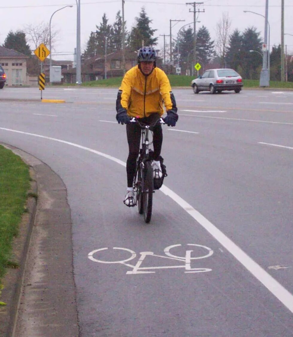 Можно 1 кататься на велосипеде. Велосипедист на дороге. Дороги для велосипедистов. Велосипедист на велодорожке. Велосипед на проезжей части.