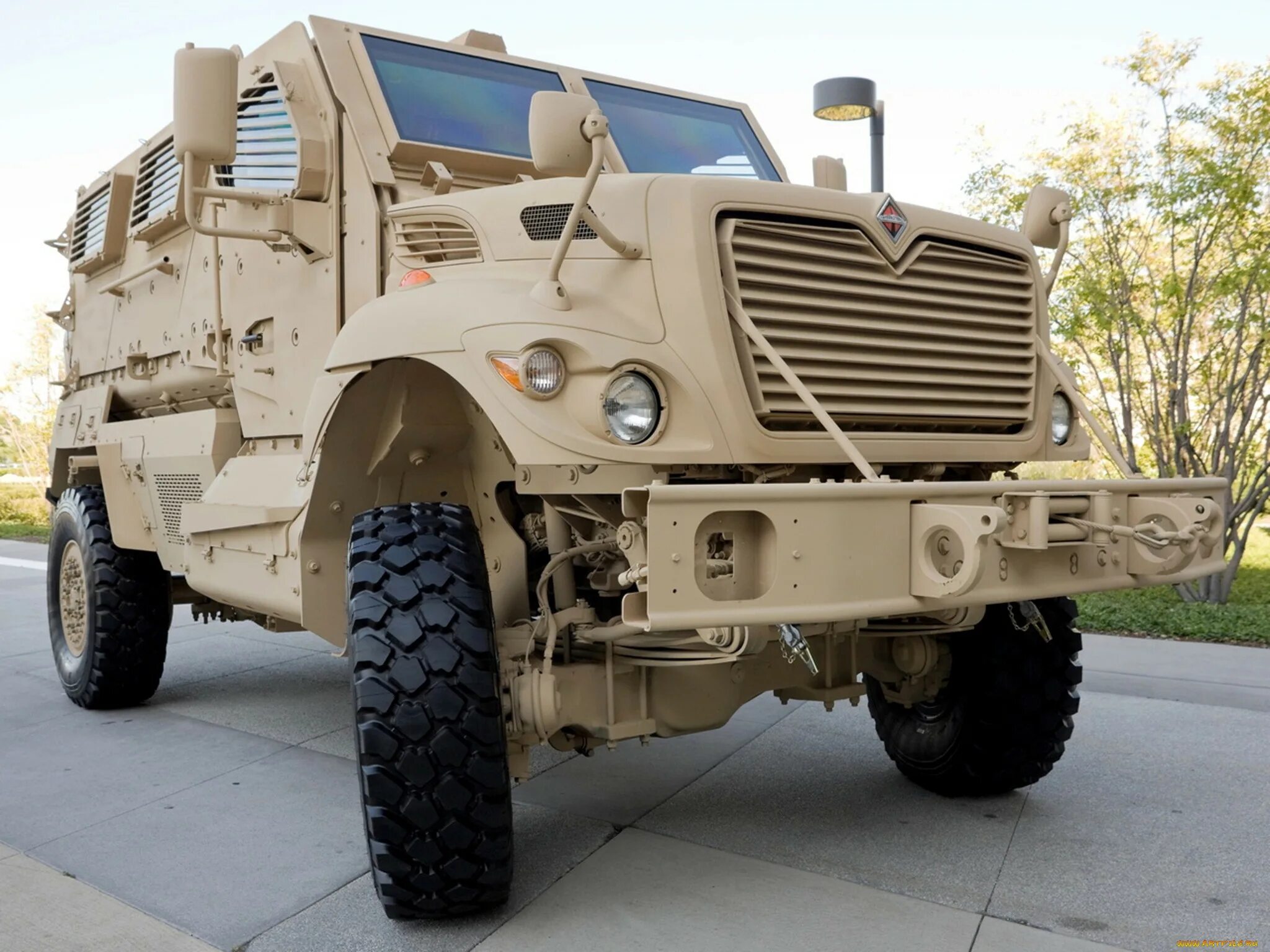 Американские военные машины. Navistar International MAXXPRO. MRAP International MAXXPRO. Броневик International MAXXPRO. MAXXPRO MRAP Navistar.