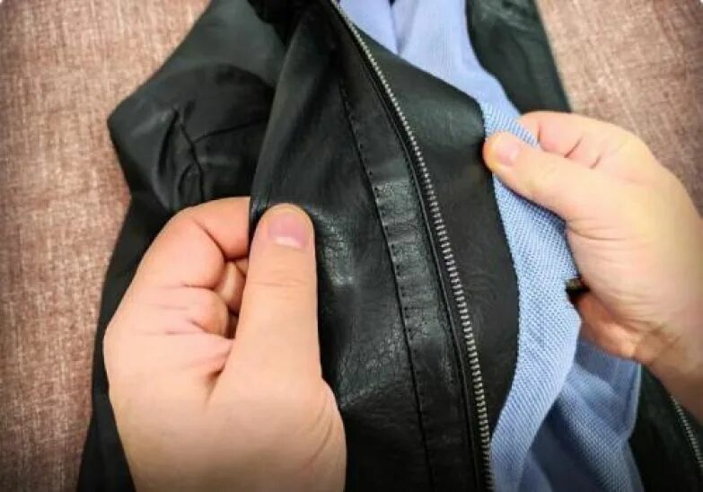 прессованная кожа. пористая искусственная кожа. полопался дермантин на куртке. настоящая кожа. проверить кожу куртки.