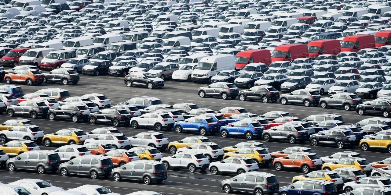 Много машин. Рынок автомобилей. Рынок автомобилей. Рынок коммерческих автомобилей. Автомобильный рынок.