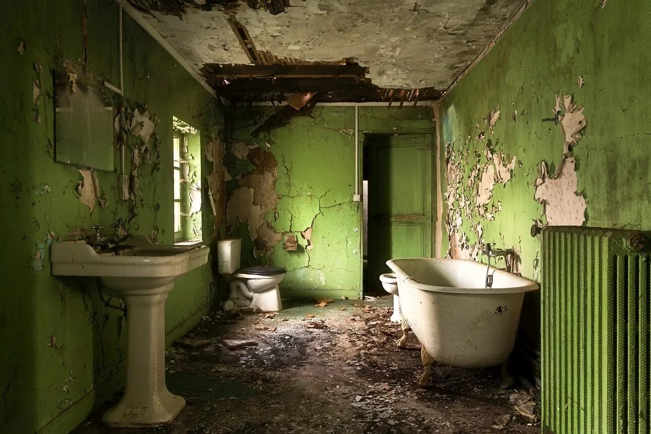 Ужасно грязно. Старая ванная комната. Страшная ванная комната. Заброшенная комната. Заброшенная ванна.