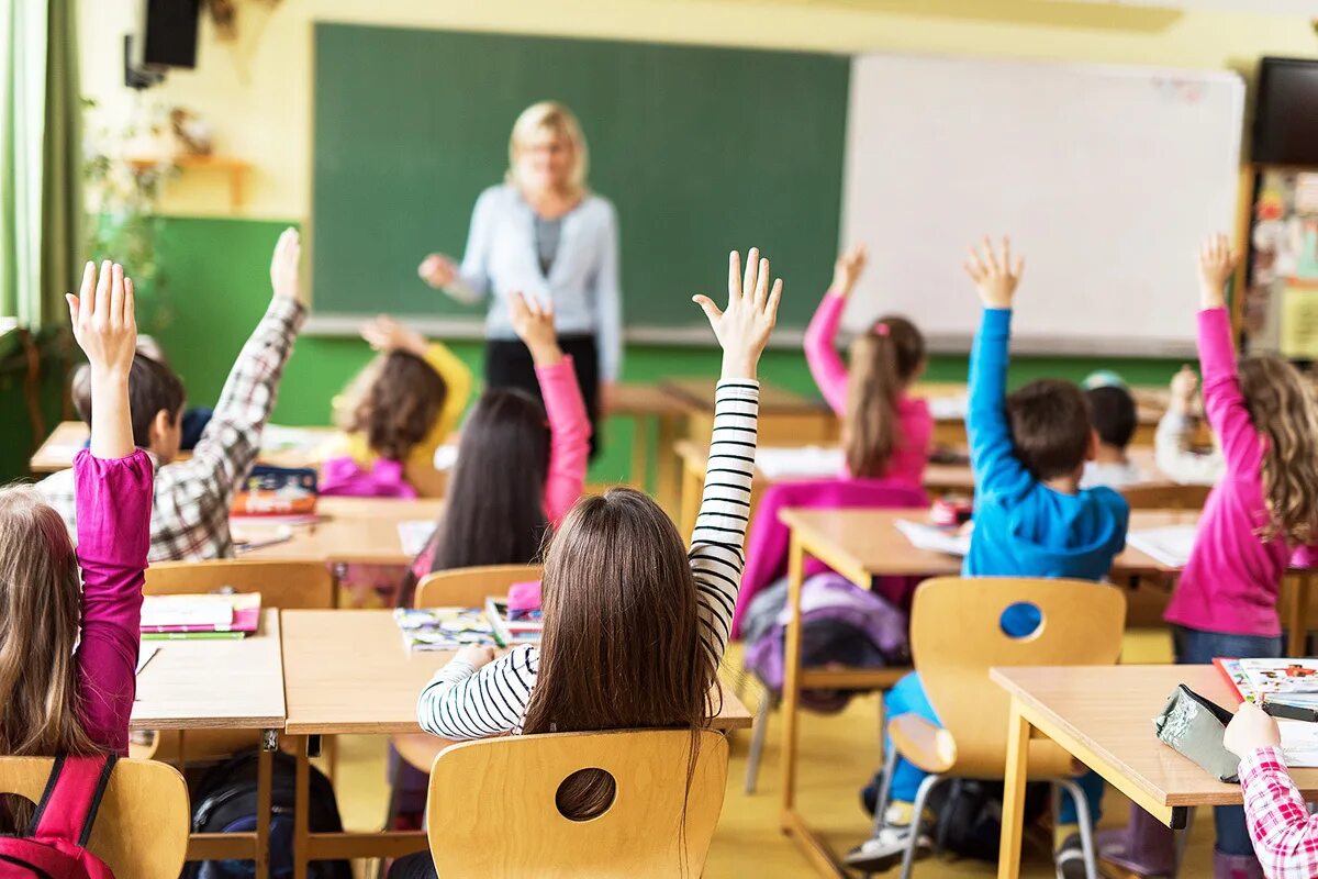 Хорошо отвечала на занятии. Учитель и ученик. Радостный ученик. Хорошо отвечала на занятии. Занятия для детей.