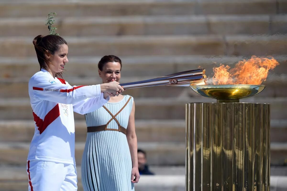 Церемония открытия соревнований. Олимпийский огонь Афины. Церемония передачи олимпийского огня Токио-2020. Факел олимпийского огня Афины 2004. Эстафета олимпийского огня Греция.