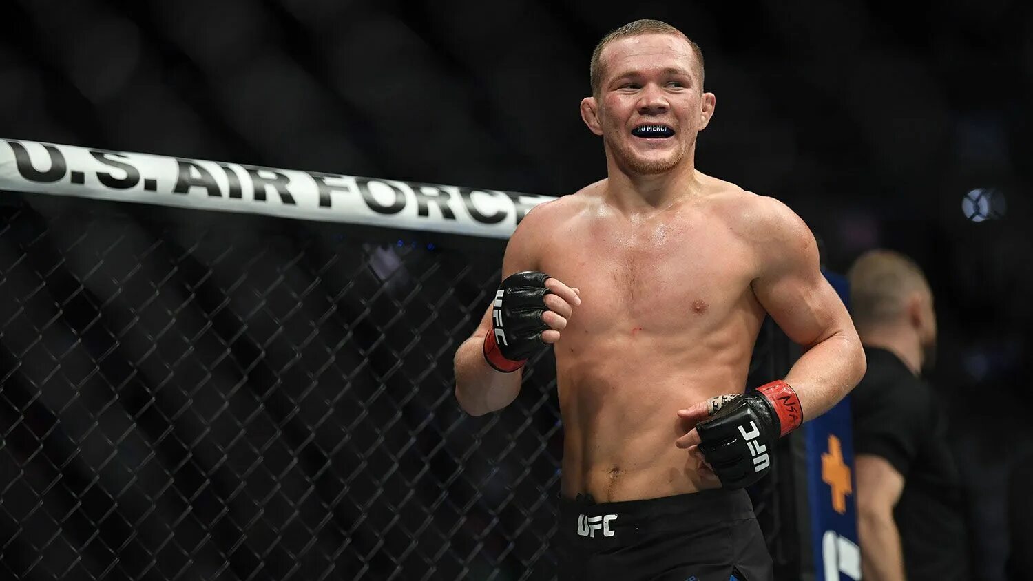 Жена хабиба нурмагомедова. Наилегчайший вес в ufc чемпион. Gsp ufc боец. Миша циркунов боец. Капа хабиба.