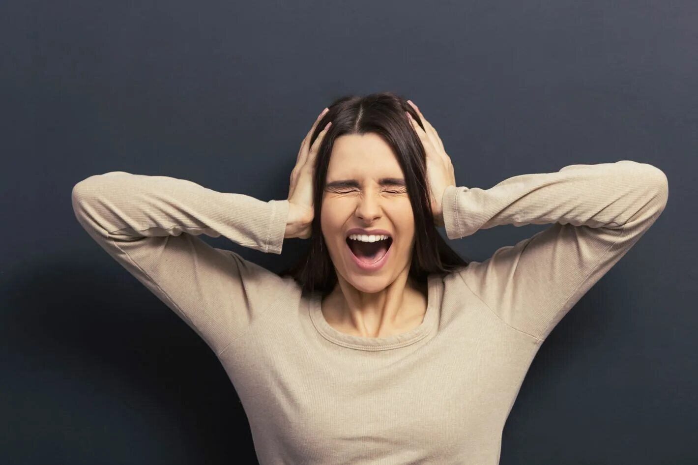 Женщина интроверт. Naughty boy sam smith lalala. Страх от подарка. Covering my. Пранк с тату рукавом для друзей.