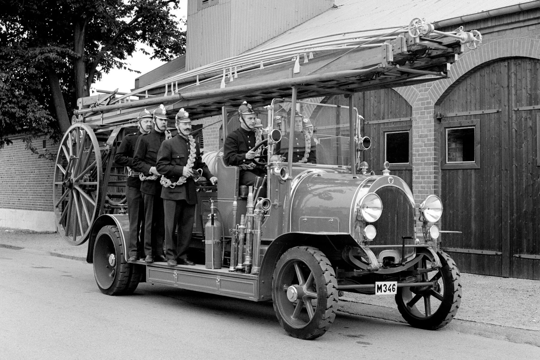 Первая пожарная машина. Пожарная машина Вандерберг 1901. Скания Вабис. Scania-Vabis пожарная. Scania-Vabis 325.