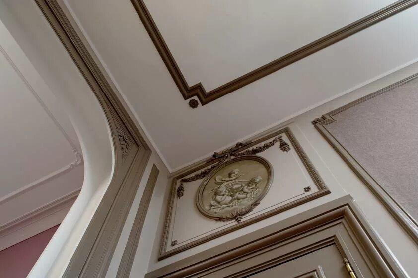 Плинтус cosca decor ap79. Плинтус потолочный коричневый. Плинтус напольный европласт в интерьере. Молдинги на стенах в интерьере кухни. Темный потолочный плинтус в интерьере.