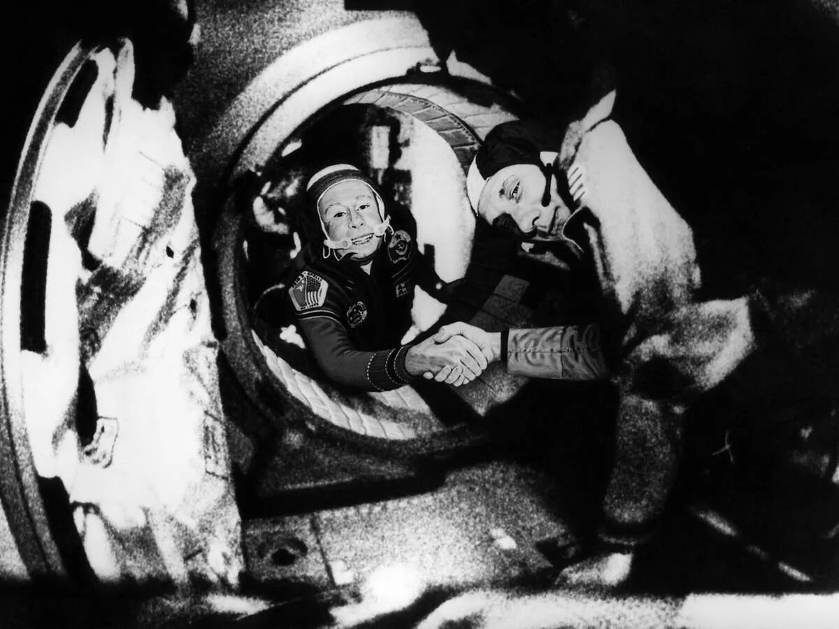 Первый космический полет ссср. Союз Аполлон Леонов Стаффорд. Союз Аполлон экипаж Союз-Аполлон 1975.