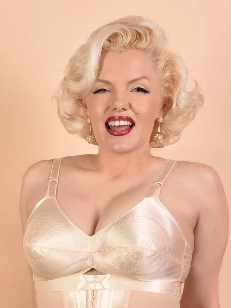 Бюстгальтеры старые. Старинные бюстгальтеры. Ретро лифчики. Острый лифчик. Бюстгальтеры старые.