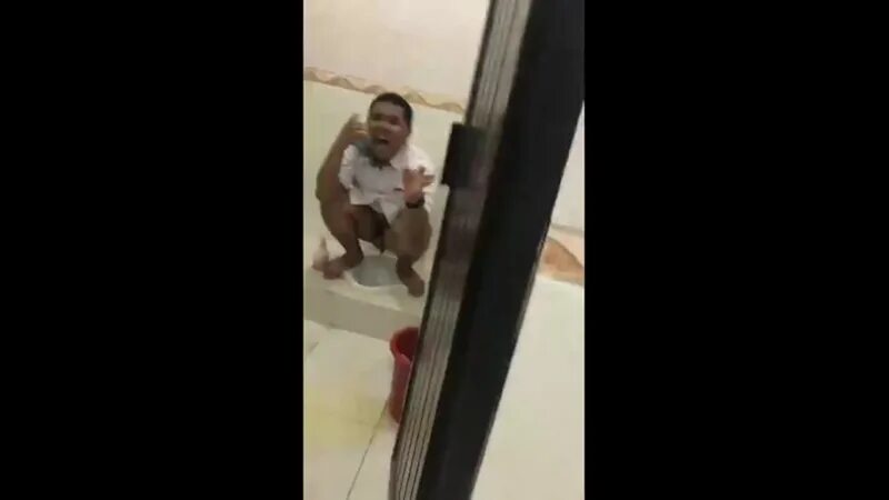 Включи видео где девочка обкакалась