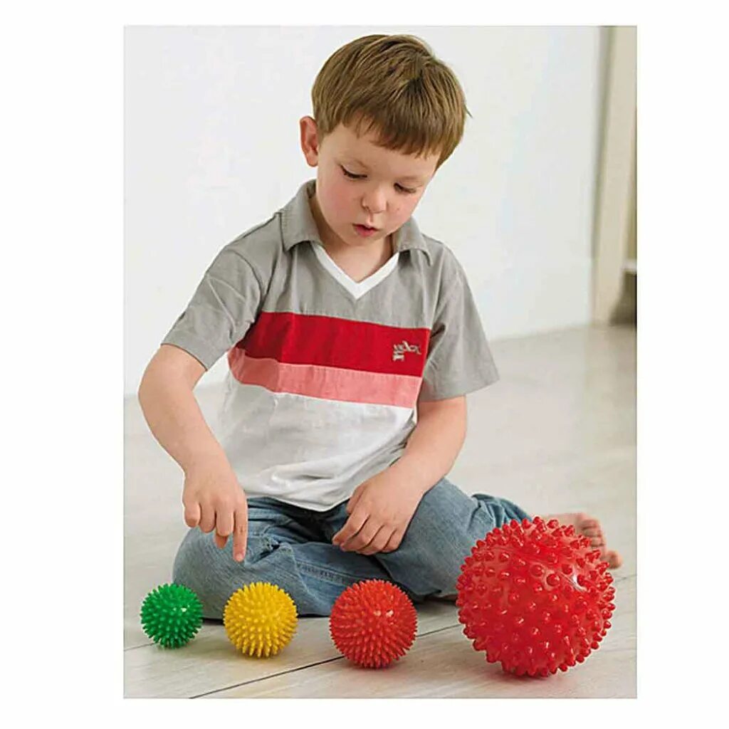 Что делать если в 13 маленький. Мячики массажные детские. Массажные мячики для аутистов. Малыш с мячом. Массажный мячик для детей с рас.
