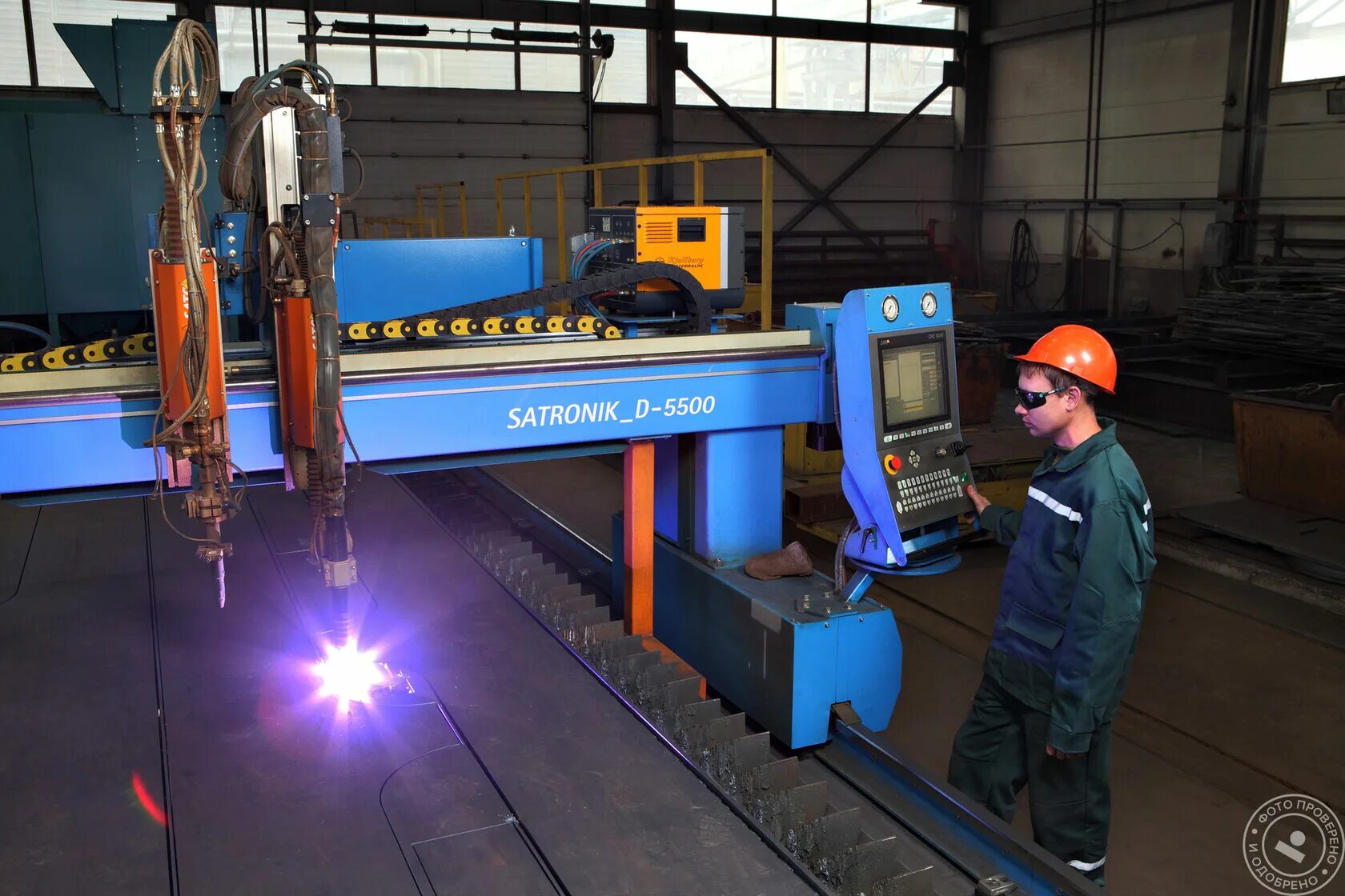 Оператор станка плазменной резки. Оператор проекционной аппаратуры и газорезательных машин. Вакансия оператор резки. Оператор станка с чпу (лазерная резка металла). Оператор лазерного станка с чпу.