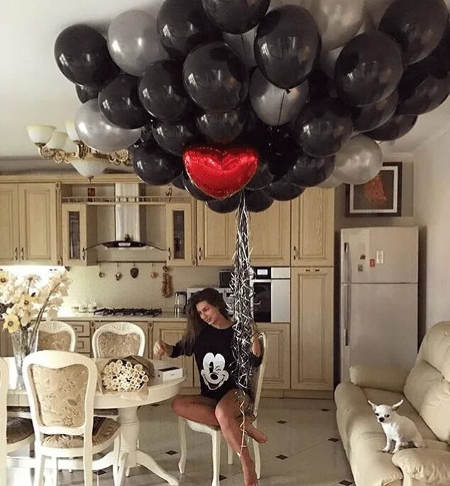 Украшение шарами. Украсить комнату шарами. Шары с днем рождения. Девушка с воздушными шарами.