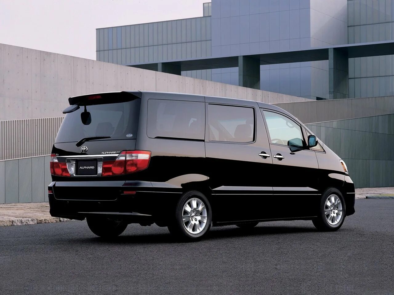 Тойота микроавтобус москва. Toyota Alphard 2002. Toyota Alphard 2002-2005. Тойота альфард 2002-2008. Тойота альфард 1 поколение.