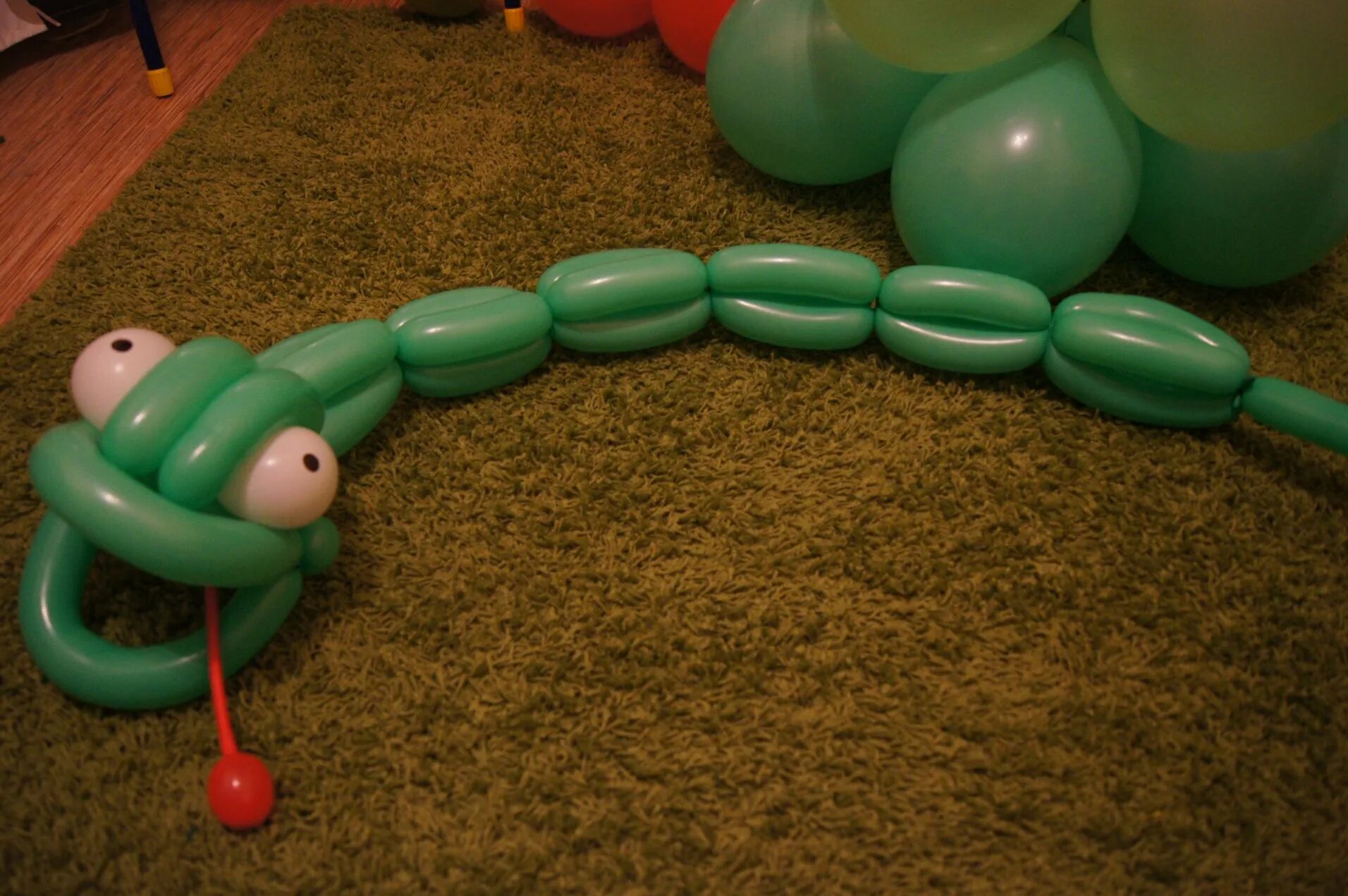 Фигурки из шариков змея. Фигуры из шаров. Как сделать змею из шарика. Змея из шаров колбасок. Фигурки из длинных шариков.