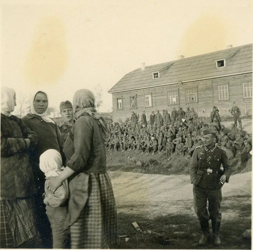 Лагерь для военнопленных вильня литва 1941 год. Котёл под вязьмой 1941 год. Лагерь военнопленных в рославль 1941г. Пленные под вязьмой в 1941. Лагерь советских военнопленных уманская яма.