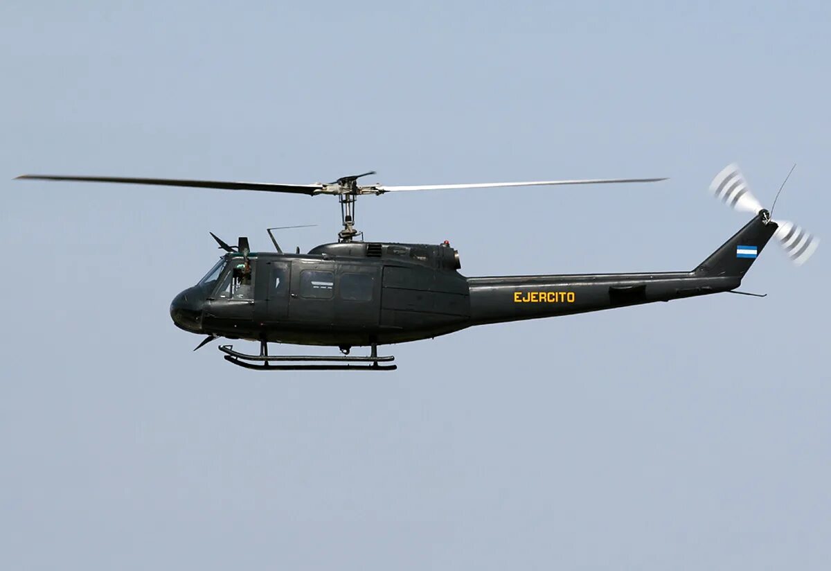 Белл uh-1 «ирокез». Белл uh-1 «ирокез». Bell uh-1 iroquois. Многоцелевой вертолёт bell uh-1 iroquois. Bell uh-1 iroquois вьетнам.