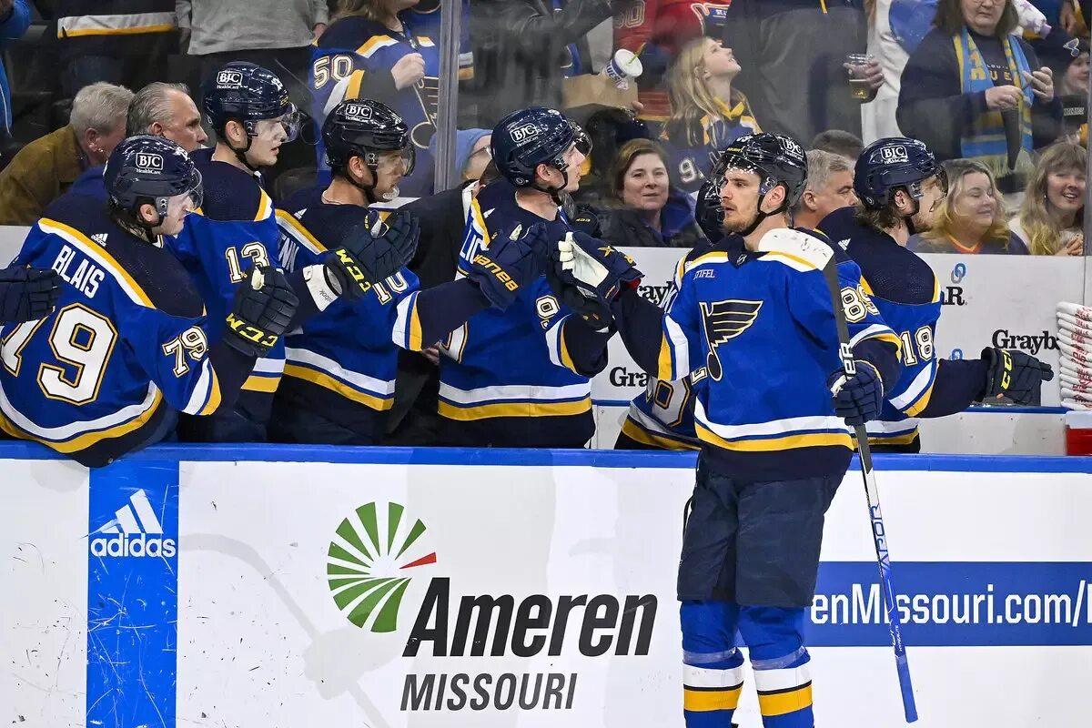 Нхл музыканты сент луис. Джонатан пеннер. Сент луис лос анджелес. Сент луис лос анджелес. Сент луис нхл.