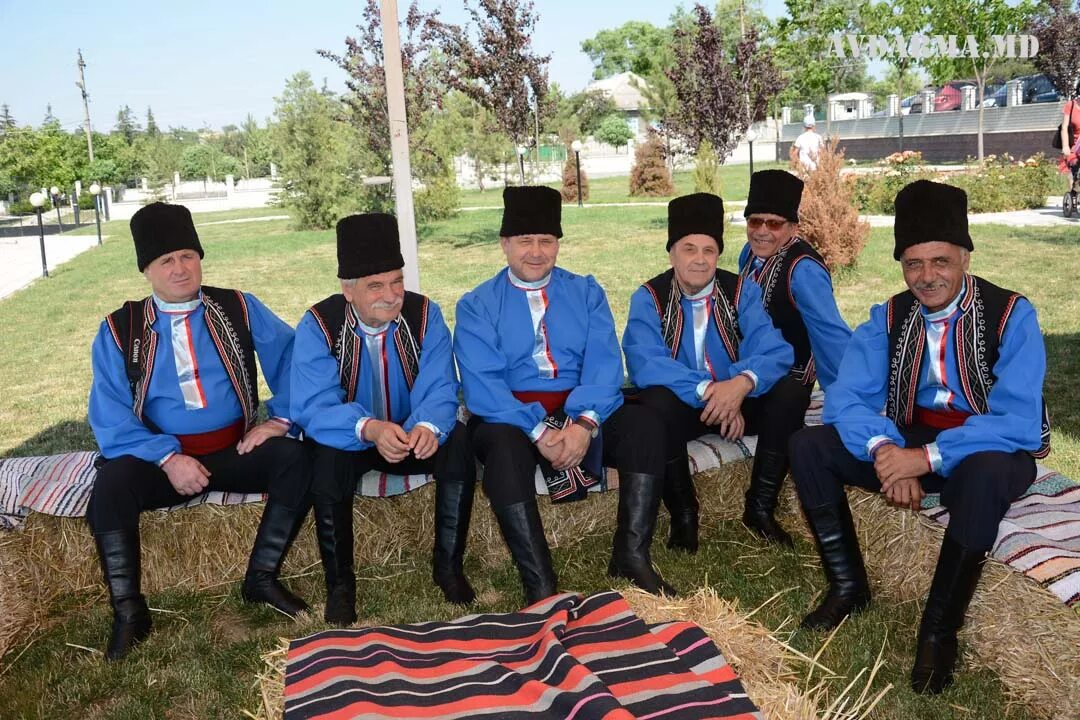 Гагаузы фото. Гагаузия гагаузы. Народности Молдавии гагаузы. Молдаване гагаузы Национальная одежда. Молдавия нация гагаузы.