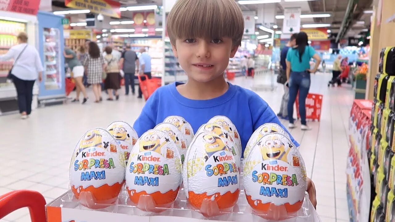 Включи kinder toys. Алекс Киндер Тойс. Алекс Киндер Тойс Миньоны. Киндер сюрприз в Пятерочке. Большой Киндер сюрприз в Пятерочке.