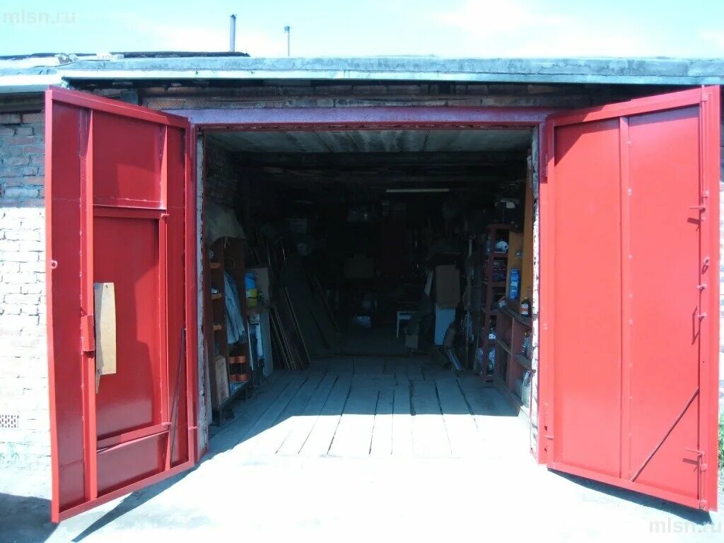 Гараж. Вскрыть гараж. Вскрыть гараж. Двери гаражного кооператива. Вскрытие гаража.