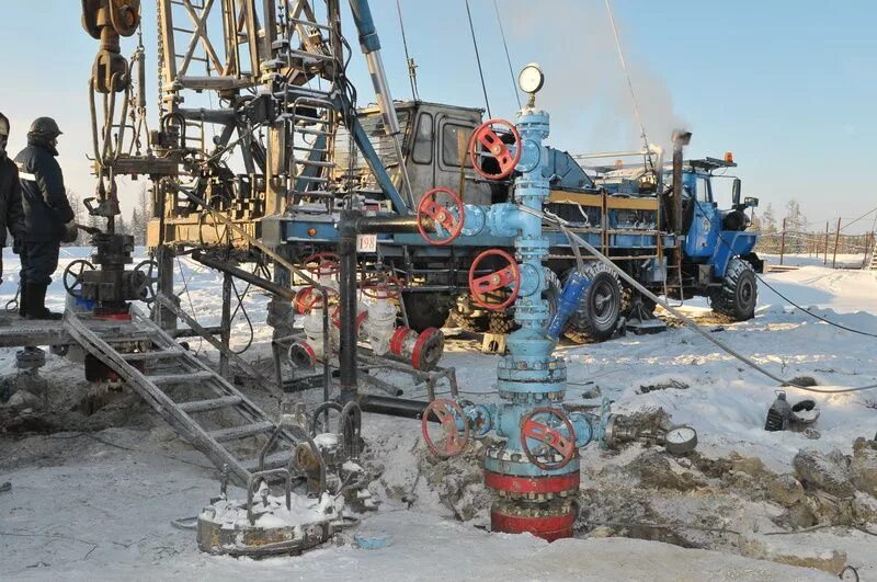 Крс нефтянка роснефть. Буровой станок укс-30м. Роснефть помощник бурильщика крс. Подъемник cardwell сургутнефтегаз буровая. Крс нефтяных скважин.