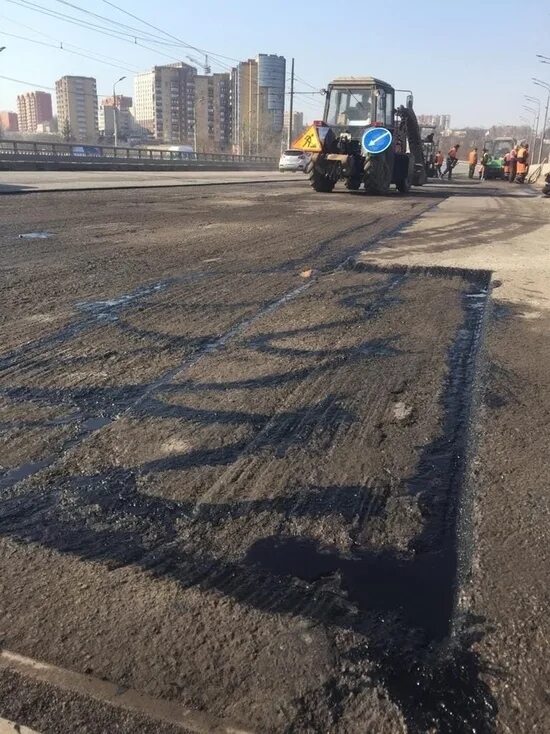 Идут на курск. Красная площадь курск. Горячий асфальт. Идут на курск. Ямочный ремонт дорог.
