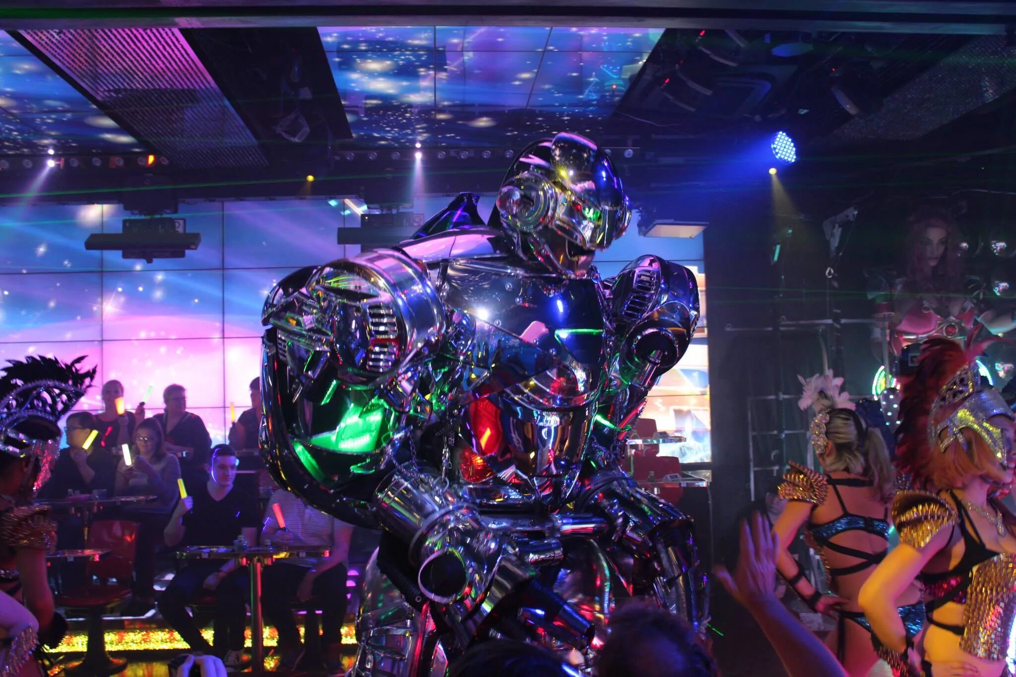 Токио шоу. Ресторан роботов в Токио. Robot Restaurant Токио Япония. Шоу роботов. Робот в клубе.