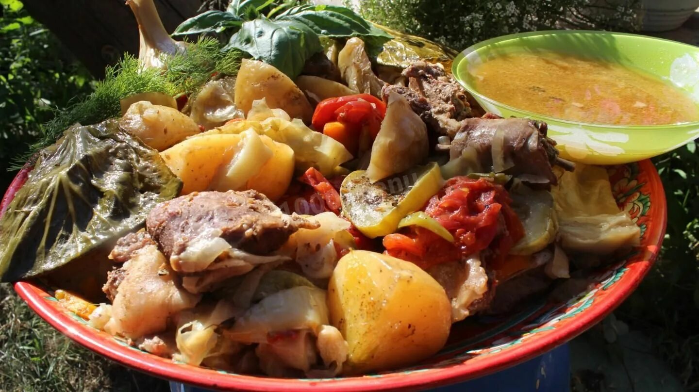 Узбекски фото рецепт. Басма узбекская. Узбекская кухня басма. Узбекское блюдо Дамлама. Узбекская басма в казане на костре.