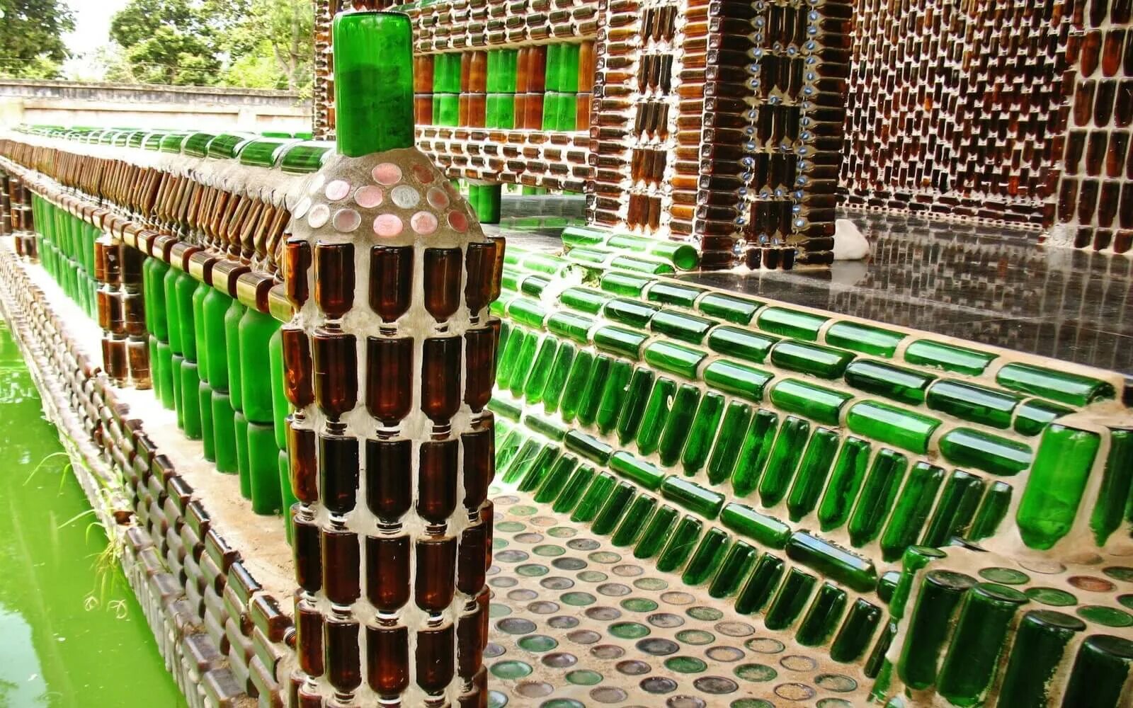 Дача из стеклянных бутылок своими руками Ähnliches Foto Bottle garden, Fence decor, Garden fence art