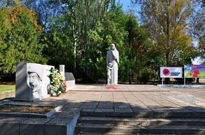 Погода в каланчаке херсонской. Пгт Каланчак Херсонская область. Станция Каланчак. Каланчак памятник. Село Каланчак Украина.