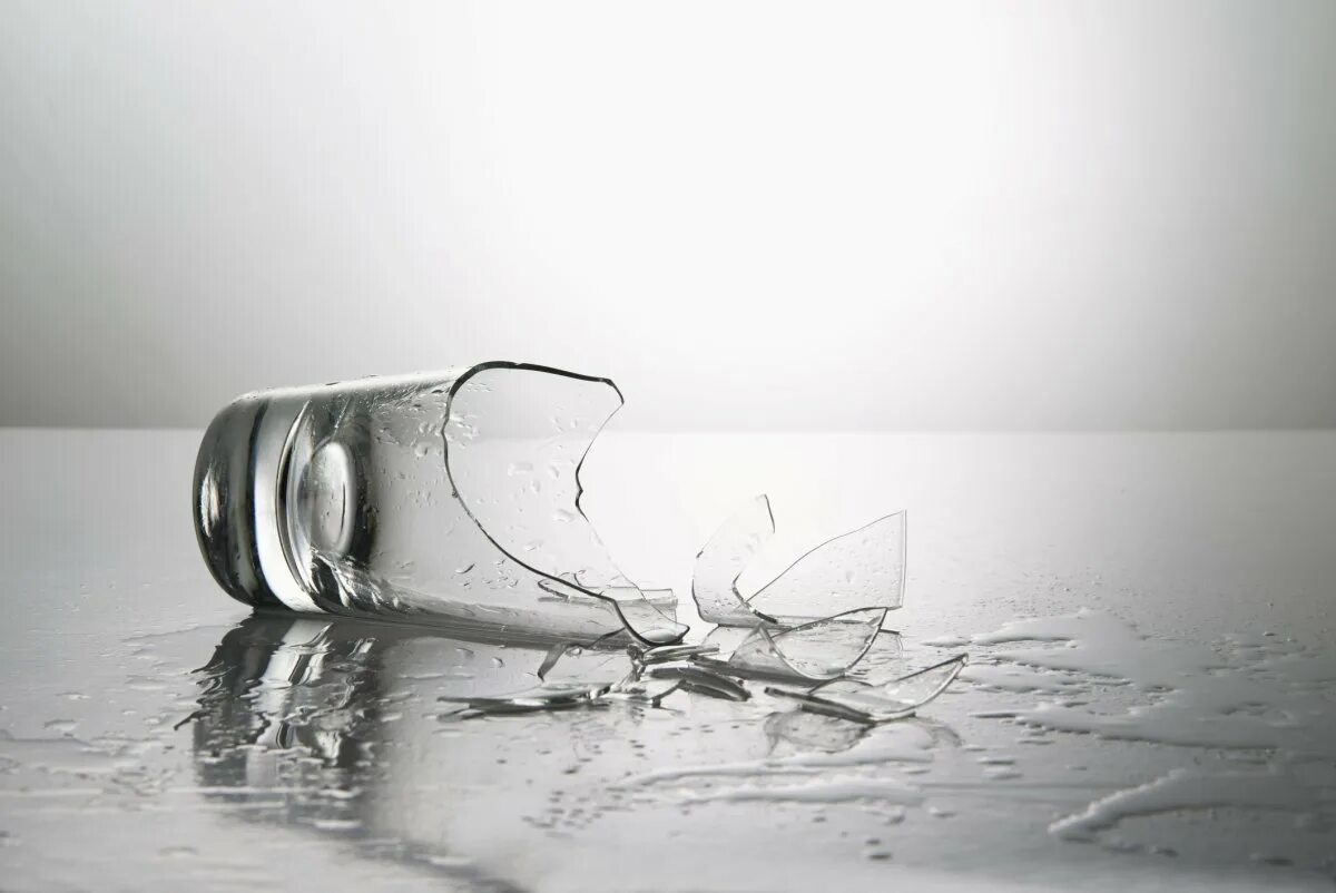 Звук разбитой вазы. Разбитые стаканы. Разбитый стакан с водой. Разлитая вода на столе.
